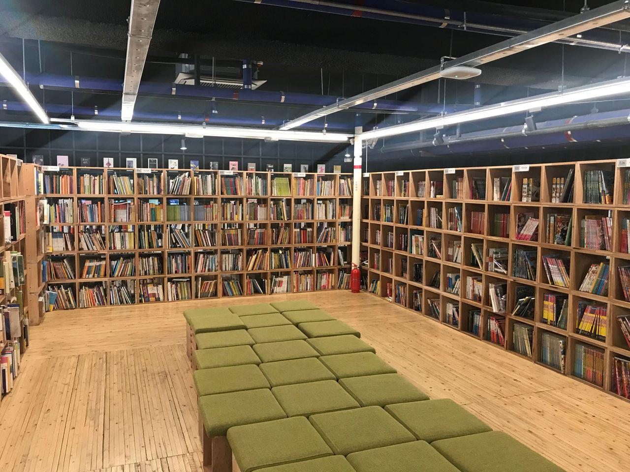 Seoul Attraction: Book Park, Itaewon. An Amazing Photogenic Library.